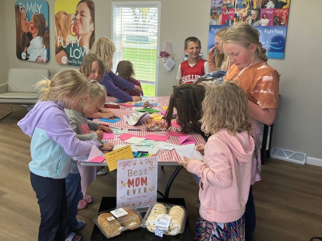 Bayshore families making cards for Mother's Day