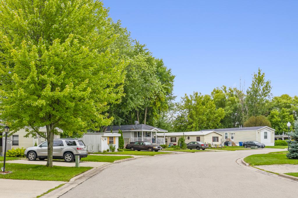 Find the Best Manufactured Home Community for You Near Appleton - Bridgeview%20Gardens%20community%203%20in%20Neenah%20WI