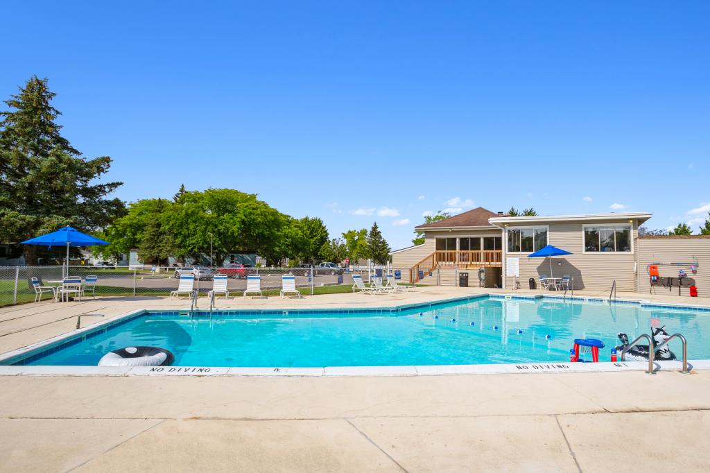 Algoma Estates outdoor pool