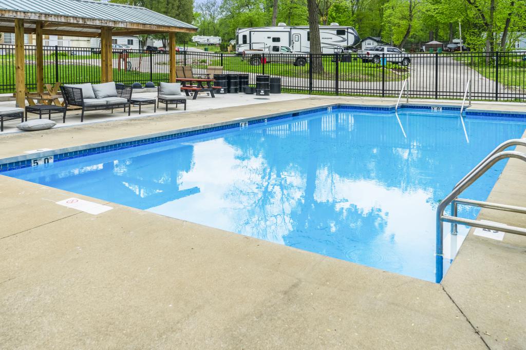 Find the Best Manufactured Home Community for You Near Johnson Creek - Coachmans%20Terrace%20community%20pool%20in%20Lake%20Geneva%20WI