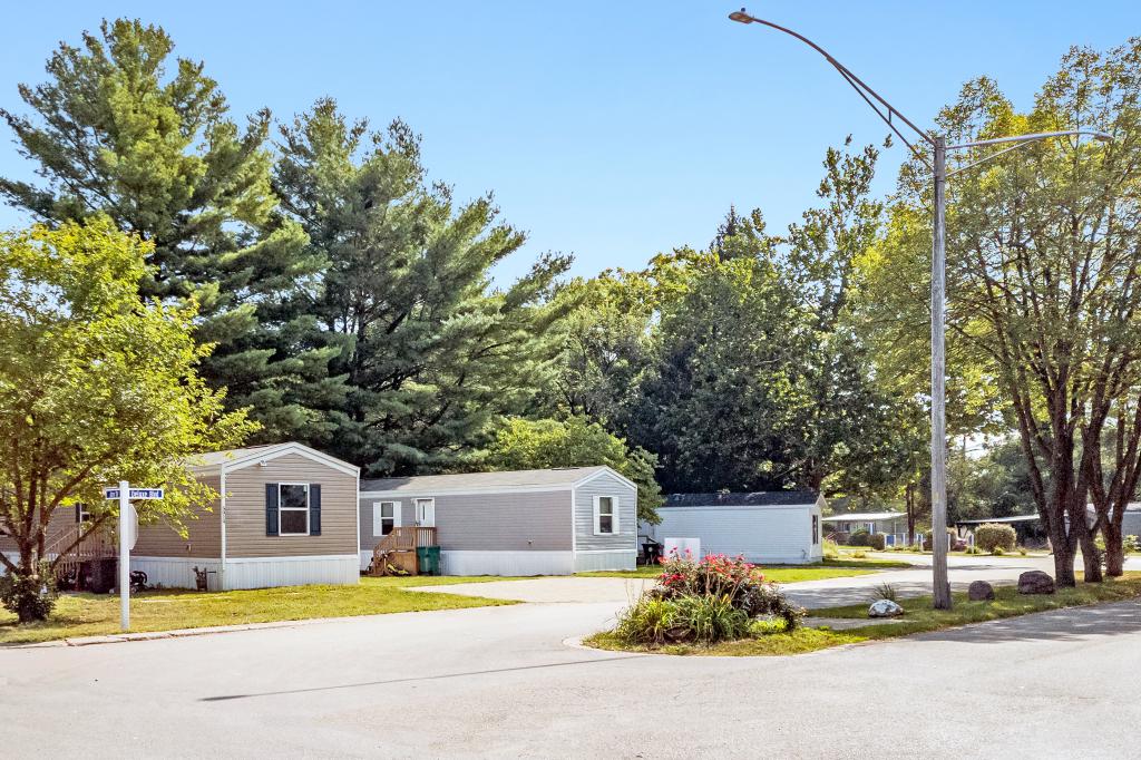 Discovering the Best Manufactured Home Community in Peoria, IL - Deluxe%20Lake%20Estates%20community%20entrance%20and%20driveway