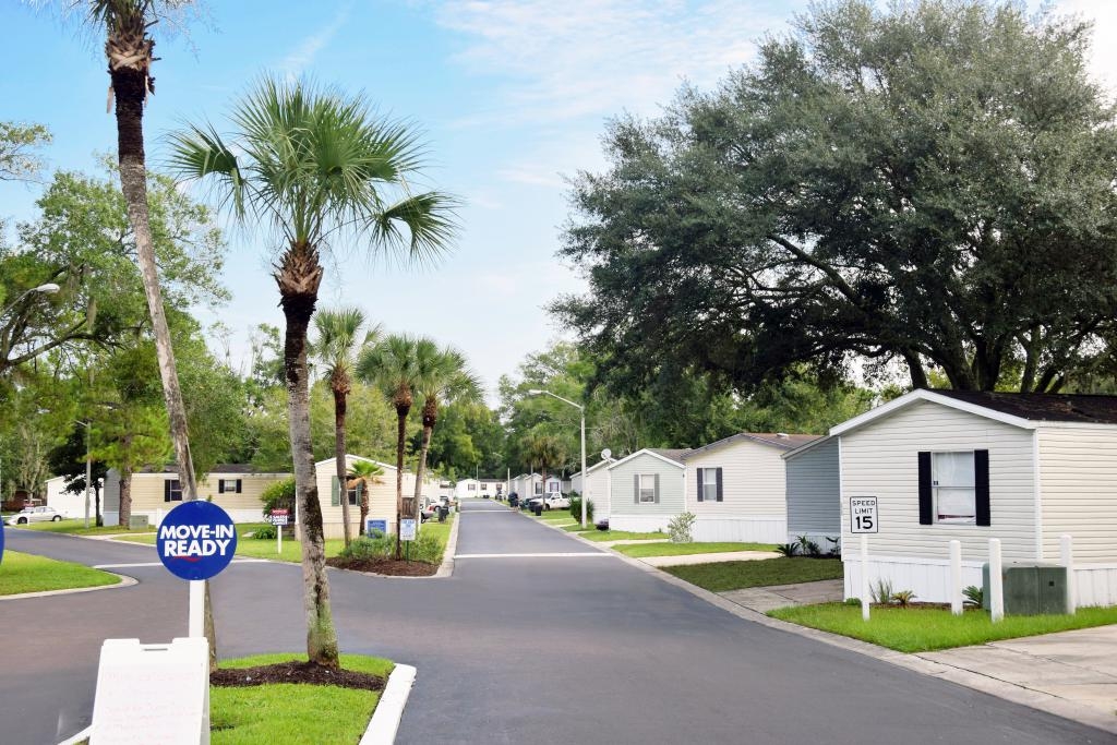 The entrance to Magnolia Circle, a beautiful manufactured home community in Jacksonville, FL