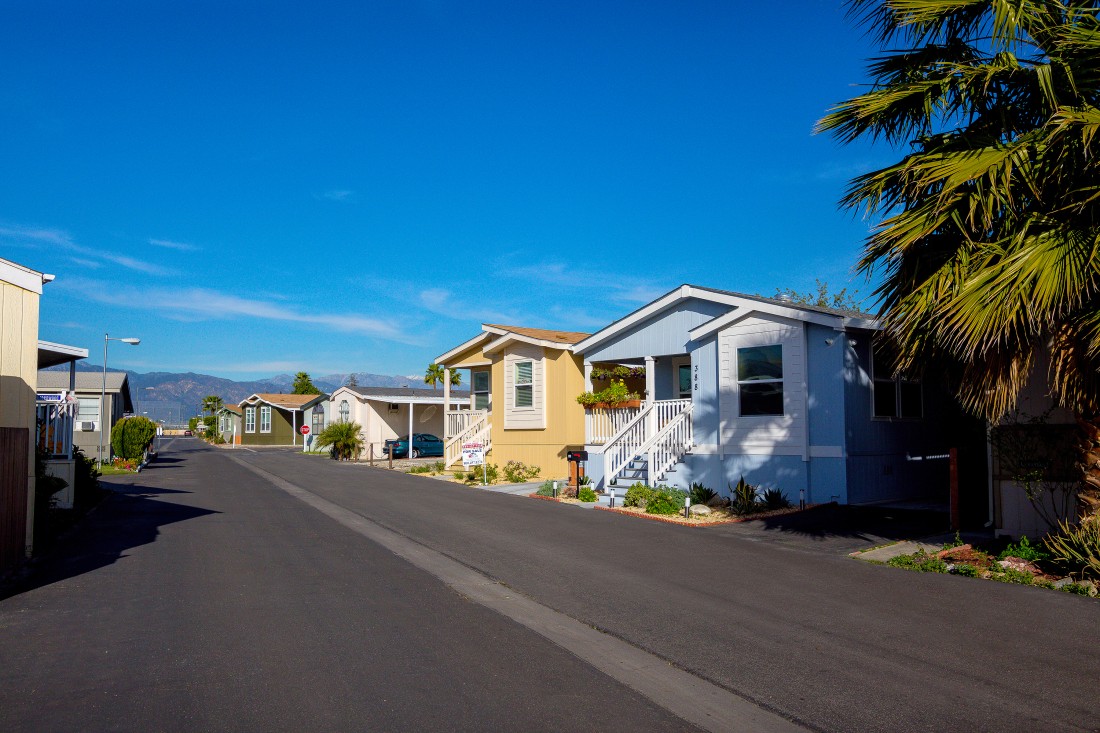A beautiful manufactured home community street in Brookside Country Club of El Monte, CA