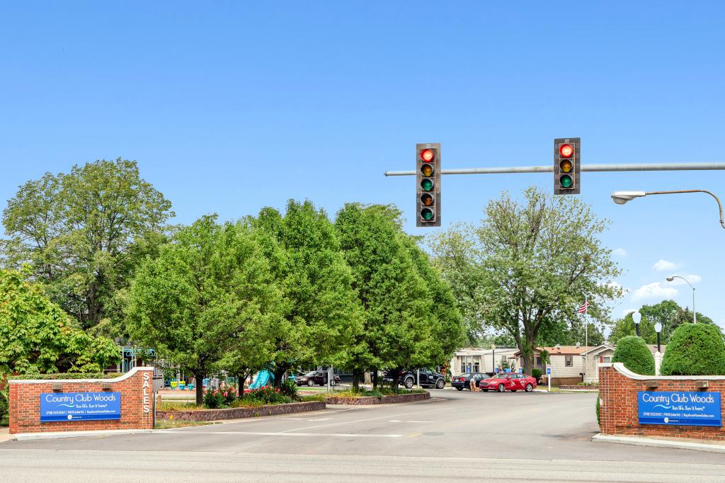 Entrance of Country Club Woods manufactured home community in the Chicagoland area