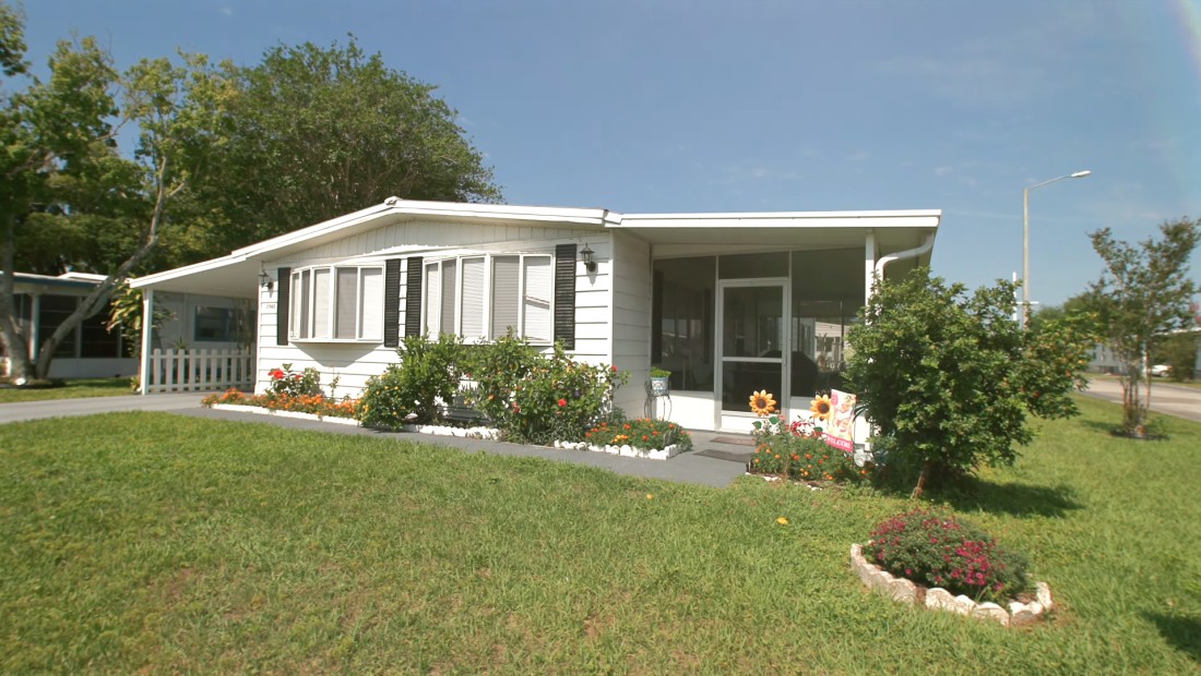 Beautiful manufactured home outdoor space in the Silver Star community of Orlando, FL